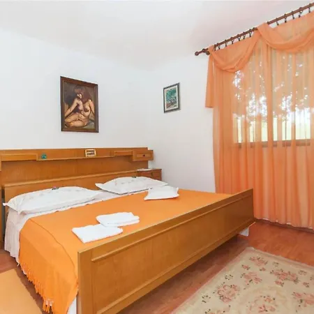 Maks Apartment